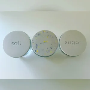 Zuckerglas & Salzglas 3er-Set: drei runde Vorratsgläser im Studio.Elise Terrazzo-Look, modern für DIY-Workshops, verschiedene Farben.