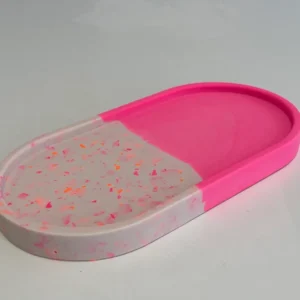Terrazzo Schmuckschale und Tablett aus Kunstharz auf weißem Tisch im Studio.Elise Workshop bei Maike, DIY-Kurse Hintergrund.