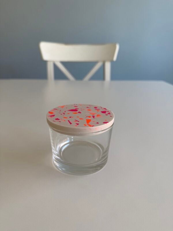 Terrazzo Glas mit Deckel in Weiß und bunten Chips auf Tisch im Studio Elise - ideal für kreative Terrazzo Workshops bei Maike.
