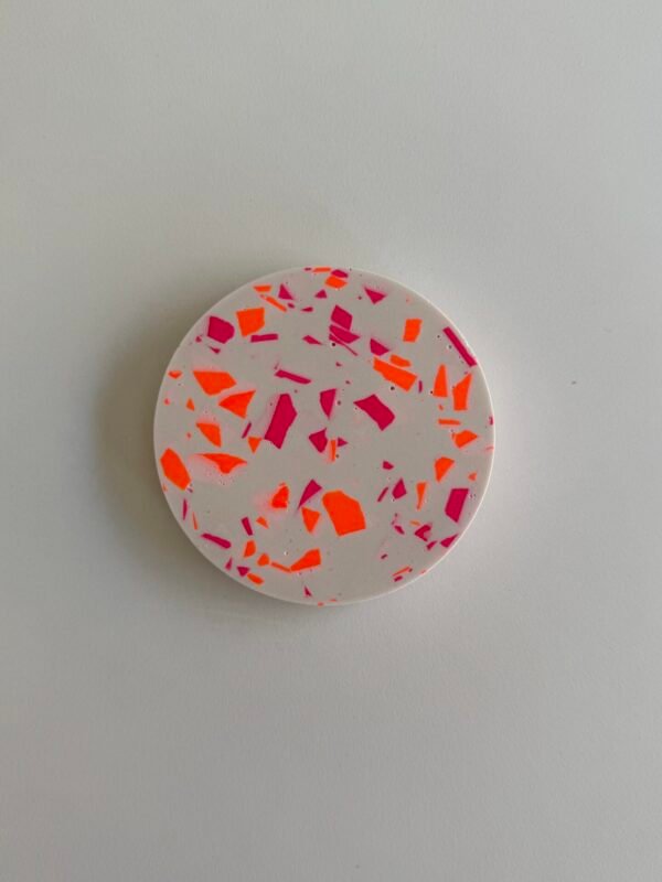 Terrazzo-Workshop bei Studio.Elise: Glas mit weißem Deckel, pinken & orangen Chips auf grauer Fläche - Kreativkurs von Maike.