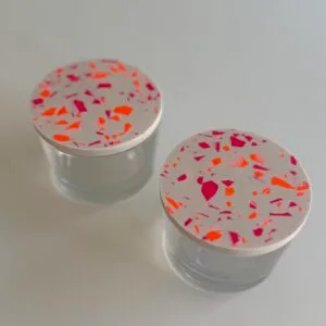 Zwei kleine Gläser mit Terrazzo-Deckel in Weiß, Rosa & Orange bei Studio.Elise - DIY Workshop Deko-Idee Makramee Terrazzo.