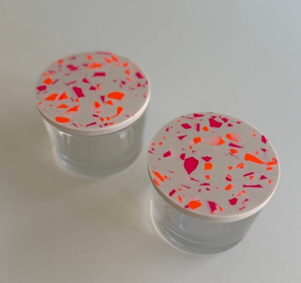 Zwei kleine Gläser mit Terrazzo-Deckel in Weiß, Rosa & Orange bei Studio.Elise - DIY Workshop Deko-Idee Makramee Terrazzo.