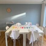 Kreativer Kindergeburtstag im Studio.Elise: heller Raum mit gedecktem Basteltisch, Terrazzo-Workshop, bunte Farben und Makramee.