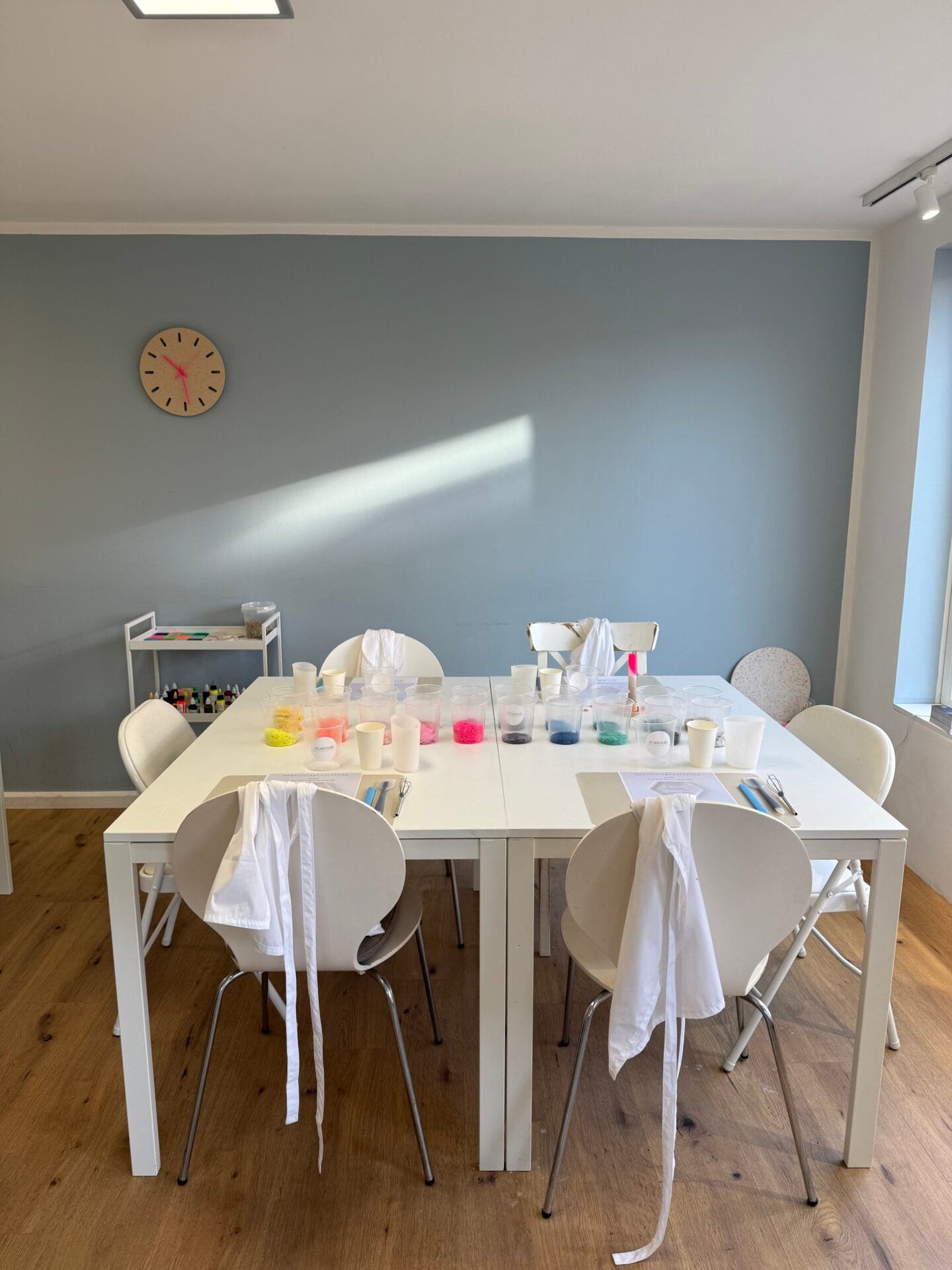 Kreativer Kindergeburtstag im Studio.Elise: heller Raum mit gedecktem Basteltisch, Terrazzo-Workshop, bunte Farben und Makramee.
