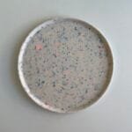 Terrazzo Teller mit buntem Muster (blau, rosa, gelb, grau) auf hellem Untergrund – Workshop Studio.Elise by Maike.