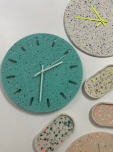 Terrazzo Workshop Uhr: Türkise und beige Wanduhren, passende Tabletten - handgefertigt bei Studio.Elise von Maike. Terrazzo-Werkstatt.
