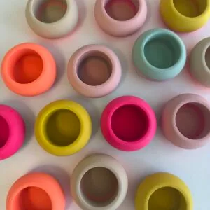Bunte Silikonringe Mini Allrounder Döschen zweifarbig, Workshop-Zubehör Studio Elise, Terrazzo & Makramee Ideen auf Weiß.