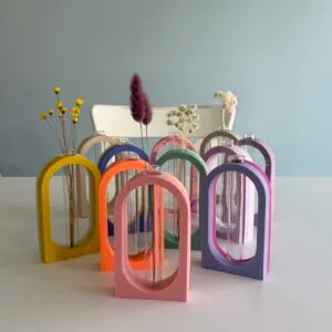 Zweifarbige Blumenvase Bogenform mit Reagenzglas auf wei&szlig;em Tisch, modernes Studio.Elise Deko, ideal f&uuml;r kreative Workshops.