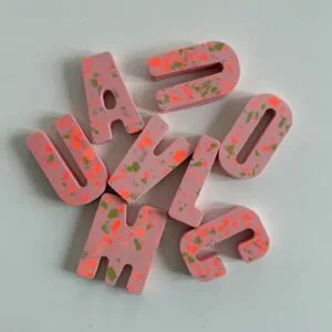 Handgemachte pinke Buchstabenmagnete Terrazzo-Stil mit orange-gr&uuml;nen Sprenkeln im Studio Elise, DIY-Workshop Maike, Makramee.