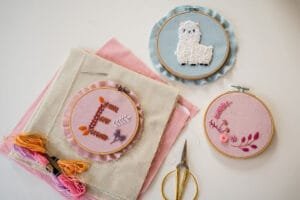 Verschiedene Stickereien als Beispiel für Dinge, die ihr in meinem Stickkurs herstellen könnt.