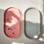 Zwei Terrazzo Schalten, links eine pinke und rechts eine blaugraue.