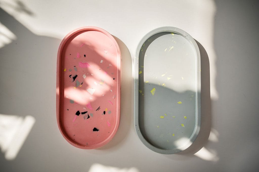 Zwei Terrazzo Schalten, links eine pinke und rechts eine blaugraue.