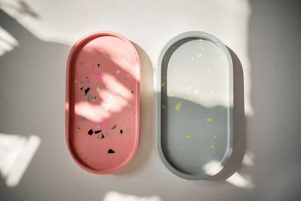 Terrazzo Workshop in Hannover | ovale Schmuckschale Zwei Terrazzo Schalten, links eine pinke und rechts eine blaugraue.
