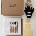 Flatlay Texture Art Kit: Box “in Textur”, Malspachtel, gelbe Spachtel – ideal für Makramee & Terrazzo Workshop bei Studio.Elise.