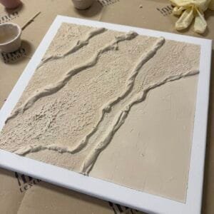 Strukturierte abstrakte beige Leinwand mit Terrazzo- und Makramee-Elementen, Workshop-Materialien im Studio Elise bei Maike.