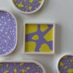 Geometrische Wandbilder im LEO LOOK Stil bei Maike im Studio.Elise, mit Terrazzo- und Makramee-Workshops, gelb-lila Muster.