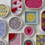 Bunte Design-Trays mit Terrazzo-Inlays und Mustern wie Wassermelonen, Herzen & Streifen – Workshop-Beispiel bei Studio Elise.
