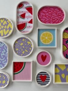 Bunte Design-Trays mit Terrazzo-Inlays und Mustern wie Wassermelonen, Herzen & Streifen - Workshop-Beispiel bei Studio Elise.