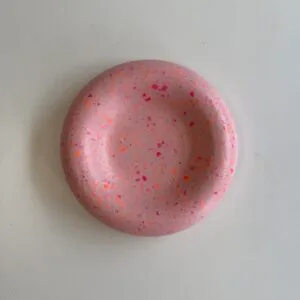 Rosa Schale mit Konfetti