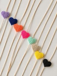 KNOT YOUR HEART - Knüpfe dein Makramee-Armband Bunte Makramee Herzen auf Stöcken