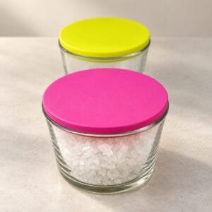 Zwei Gläser mit Salz und Deckeln