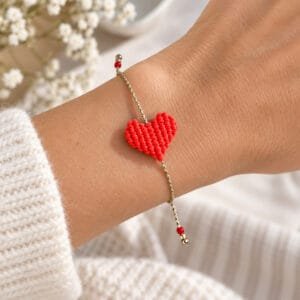 Armband mit rotem Herz
