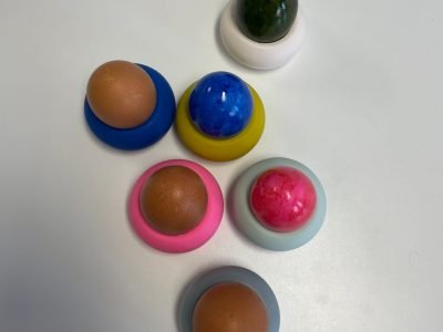 Bunte Ostereier in handgefertigten Jesmonite-Eierbechern auf Weiß - Studio.Elise Workshop für Terrazzo & DIY-Deko.