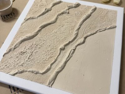 Strukturierte abstrakte beige Leinwand mit Terrazzo- und Makramee-Elementen, Workshop-Materialien im Studio Elise bei Maike.