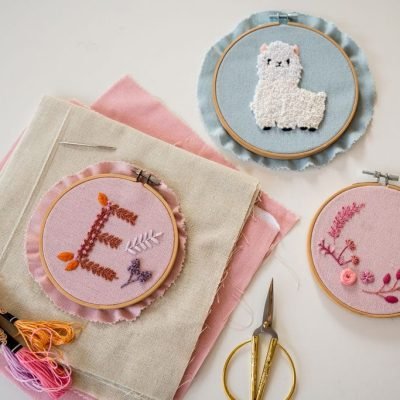 Verschiedene Stickereien als Beispiel für Dinge, die ihr in meinem Stickkurs herstellen könnt. Verschiedene Stickereien als Beispiel für Dinge, die ihr in meinem Stickkurs herstellen könnt.