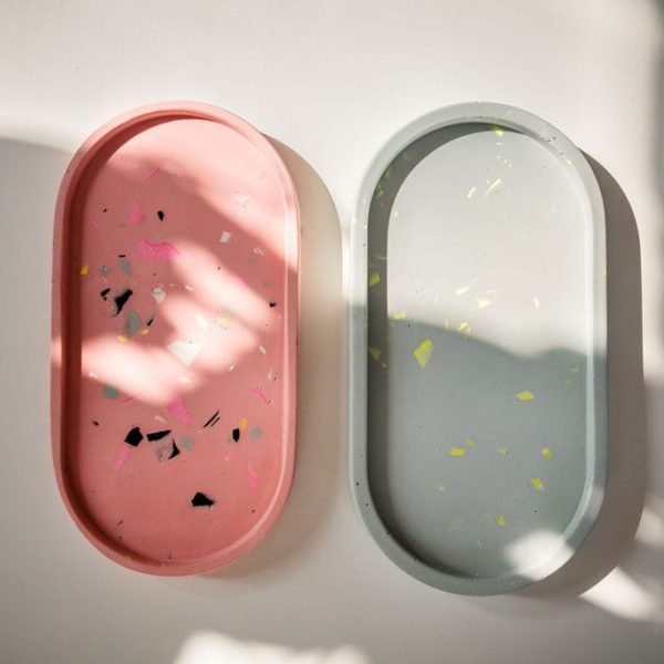 Zwei Terrazzo Schalten, links eine pinke und rechts eine blaugraue.