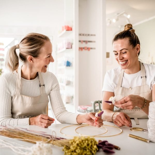 Zwei Frauen basteln mit Trockenblumen, Metallringen und Makramee im Studio.Elise Workshop bei Maike – DIY Erlebnis in kreativem Ambiente. Zwei Frauen basteln mit Trockenblumen, Metallringen und Makramee im Studio.Elise Workshop bei Maike - DIY Erlebnis in kreativem Ambiente.