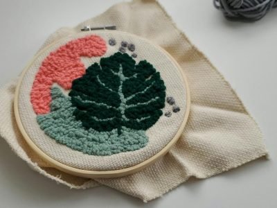 Punch Needle Kunst im Stickrahmen mit grünen und pinken Formen, ideal für Maikes Textured Art Workshop im Studio.Elise.