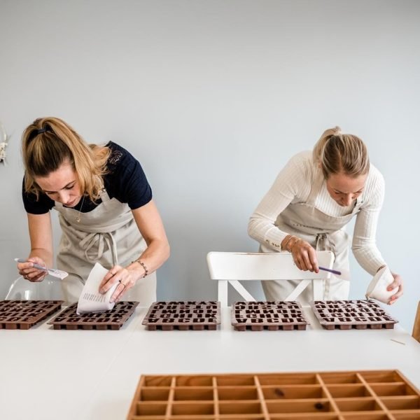 Maike leitet Workshop im Studio.Elise: Zwei Frauen pflanzen Samen, kreative DIY-Atmosph&auml;re, Terrazzo & Makramee Inspiration.